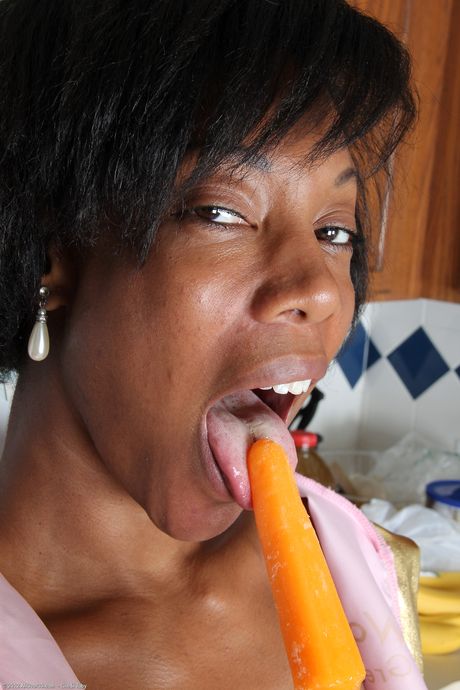 All Over 30: Hot Ebony Milf Jayden muestra su gran culo y juguete sus agujeros