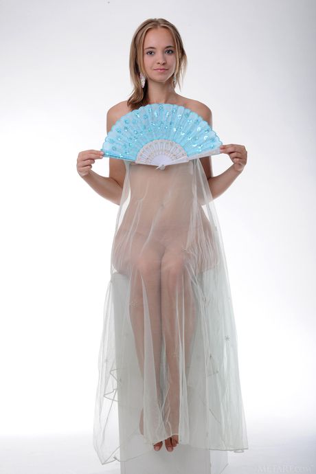 Hot Teen Rachel Blau fjerner kjolen sin for å utgjøre naken dristig
