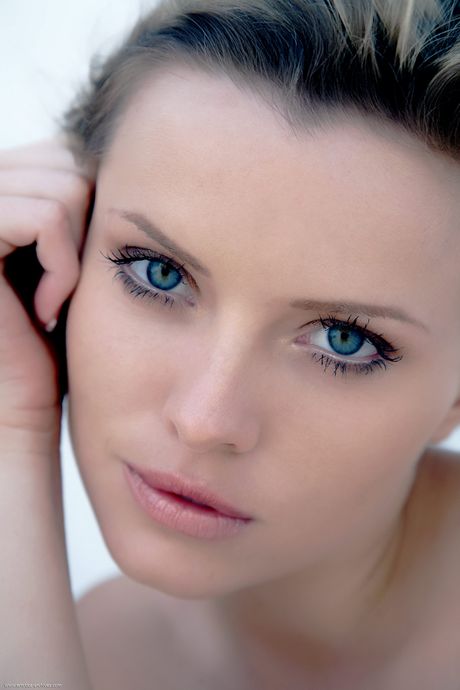 Nikky is a stunning beauty with a slender body and a sexy ass that she loves to show off