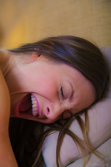 Tunna tonårsflickor Sophia Laure och Talia Mint har lesbiskt sex i strumpor
