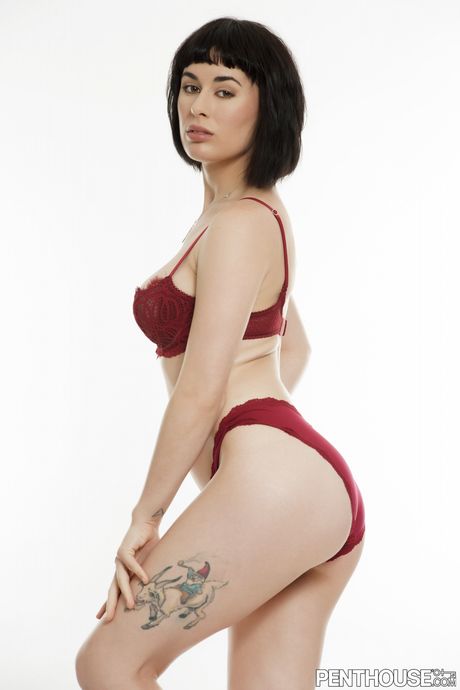 Sexy sykepleier olivenglassstrimler og viser de store naturlige puppene og rumpa
