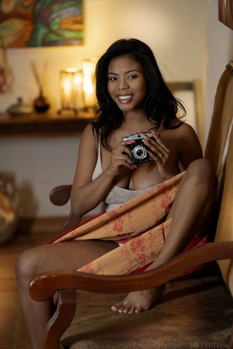 Une adolescente brune nia nacci supprime son bikini et sa culotte pour poser nue
