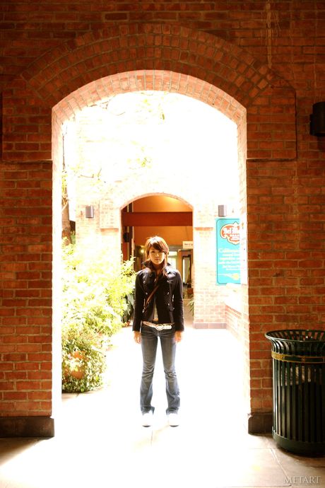 Sexy japansk tenåring misato a blir naken i en offentlig park
