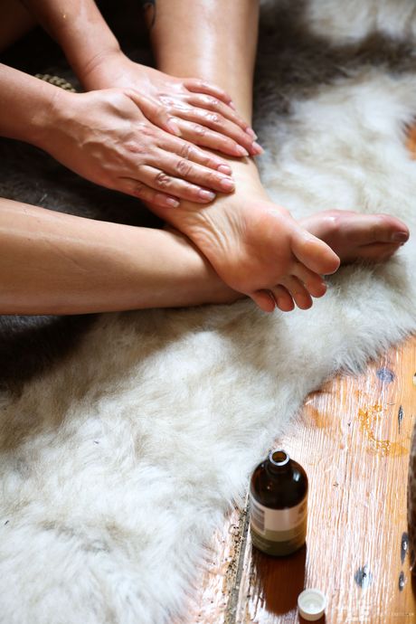 Blake Wilde oils up her body and toys with her pussy in the mirror