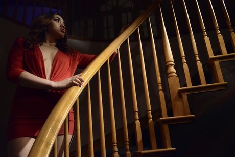 The Life Erotic: Härlig tonåring Angelina Mylee fingrar hennes fitta efter att ha blivit naken på en trappa