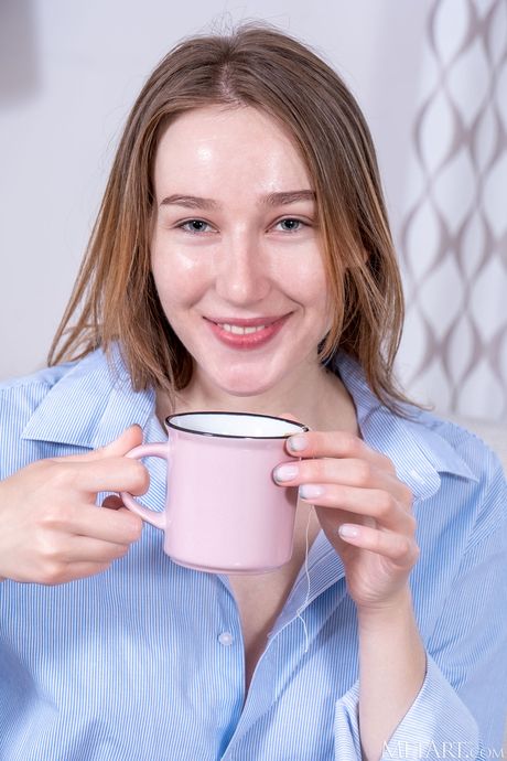 A modelo ucraniana Mia Li remove sua calcinha e revela seu twat em um sofá
