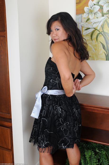 Asian MILF Samantha W shows her big ass and spreads her pussy