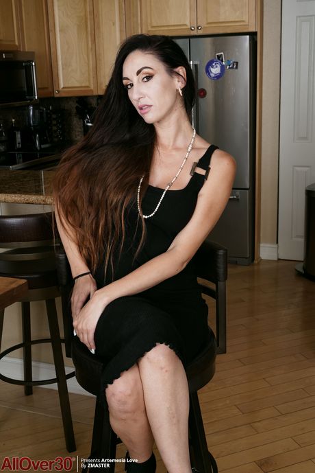 Amateur MILF Artemisia Love shows her big tits and poses in the kitchen