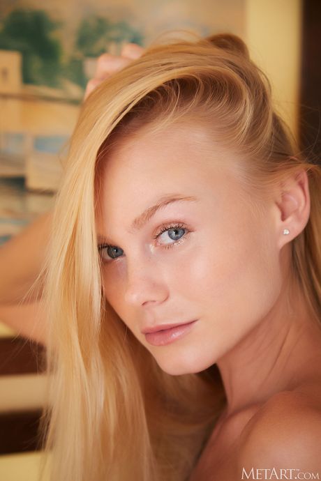 スキニー・ブロンド・ティーン、ナンシー・Aがランジェリーを脱いでヌード・ポーズ
