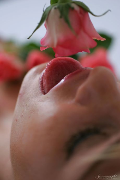 Stunning 18: Sasha K هي فتاة صغيرة جميلة مع جسم نحيف وجمل حلو