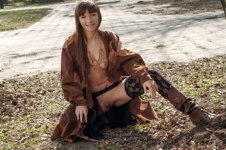 Natural Redhead Red Eva remsor ner på en offentlig plats
