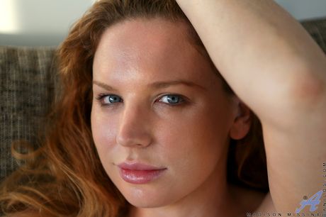 تُظهر أمي Redheaded Madison Missina ثديها الكبير والاستمناء
