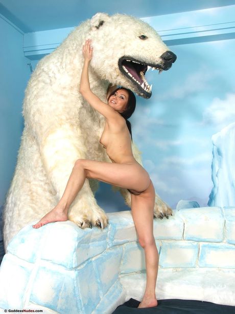 Petite teen Agnes highlights her landing strip pussy while totally naked