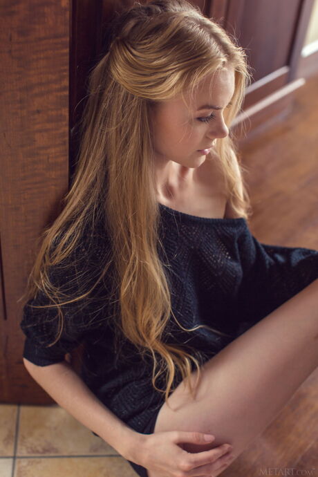 Ragazza ucraina Nancy A si nuda in un bagno mentre indossa calzini
