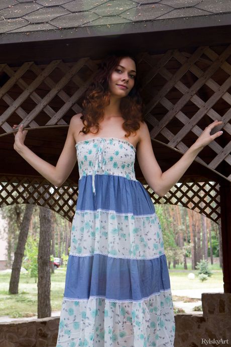 ウクライナの女神、エビータ・リマがストッキング姿でアソコを広げるポーズを披露
