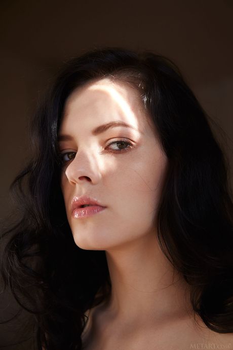 Lean Teen Anie Darling fjerner undertøy og hæler for å bli nakne
