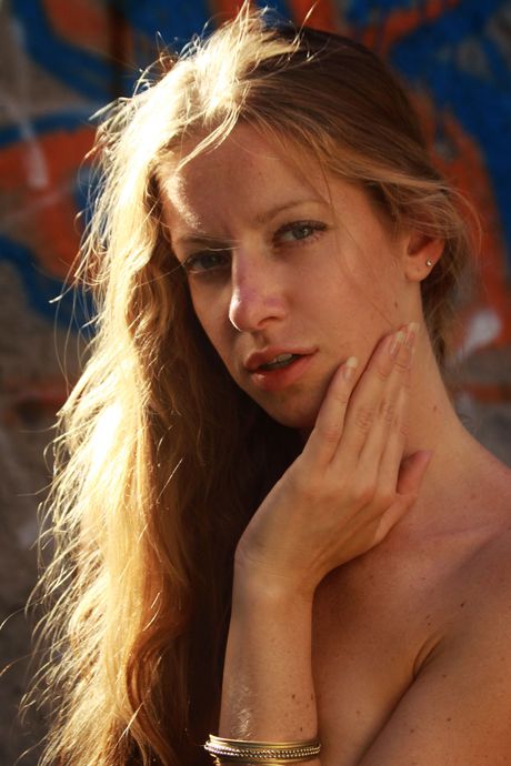 Precioso adolescente mika a descobre tudo em um pátio ao sol
