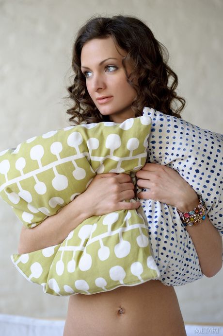 Affascinante adolescente Zhanet A mostra la sua figa pelosa
