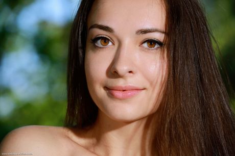 Chanel C ist eine schöne Frau mit einer schlanken Taille und einem schlanken Körper
