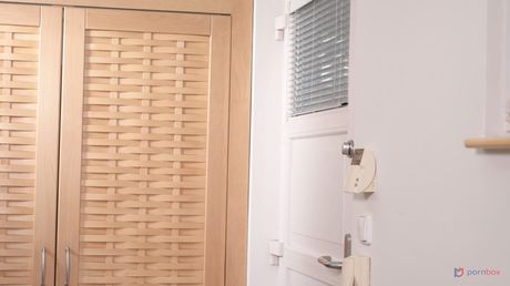 Porn World: Sexet tjekkisk Nicole Love får hendes fisse slikket og pik af to sorte mænd