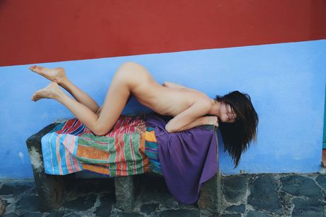 Brit A strimler til hendes støvler og gnider hendes fisse med en citron, mens hun plukker
