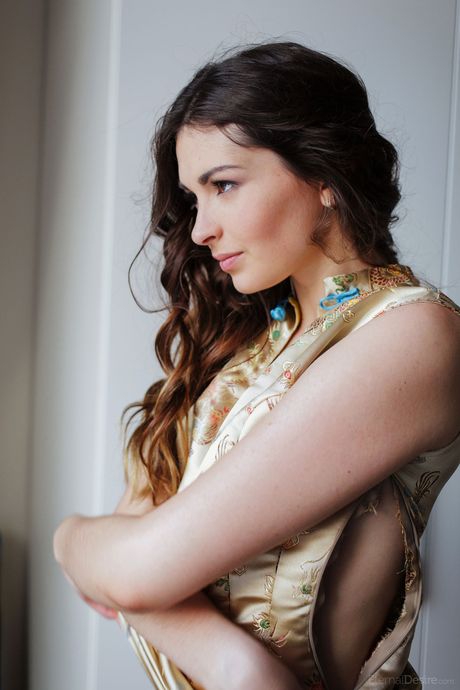 デリケートなティーン、ルッキ・リマがソロで小ぶりのおっぱいと剃毛したアソコを披露
