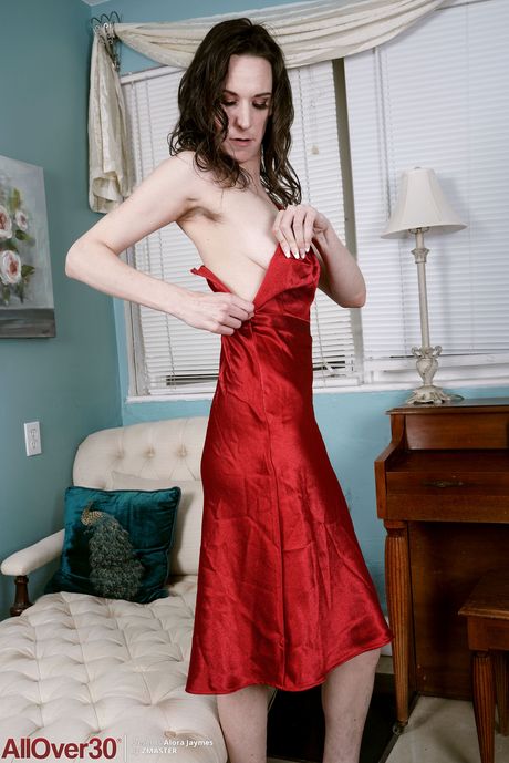 Milf sexy Alora Jaymes montre son gros butin et sa chatte chaude
