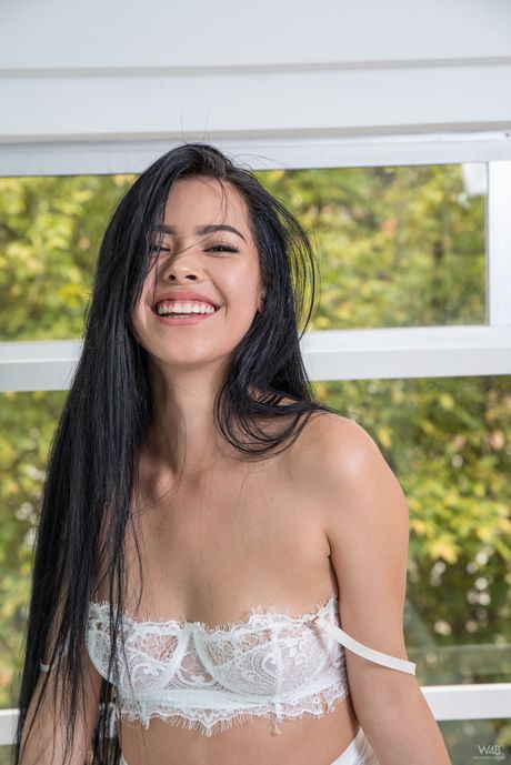 Slim Latina Teen Paolina visar sina små bröst och poser i en solo
