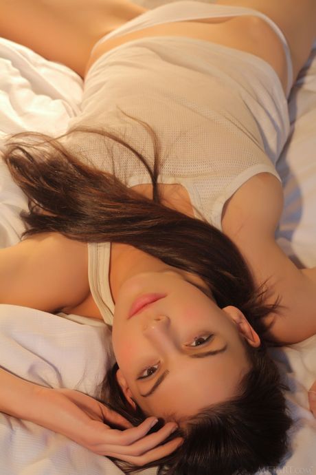 Solo girl with black hair and a tight ass gets naked fearlessly