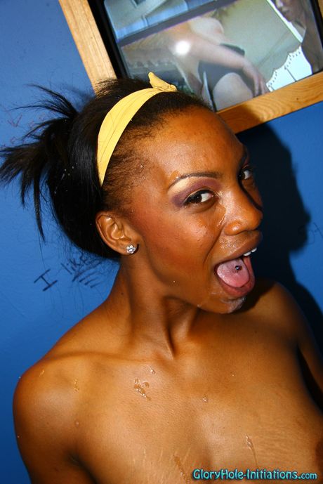 Ebony com mamas minúsculas oasis estrela chupa e fode um pau branco no buraco da glória
