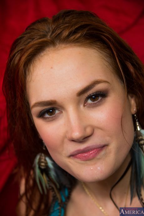 Chubby Amateur Siri obtiene sus grandes tetas atribuidas después de una escena de mierda caliente
