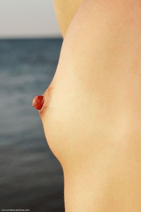 ウクライナのヴィーナス・ドリーム、ビーチでサングラス姿の全裸に
