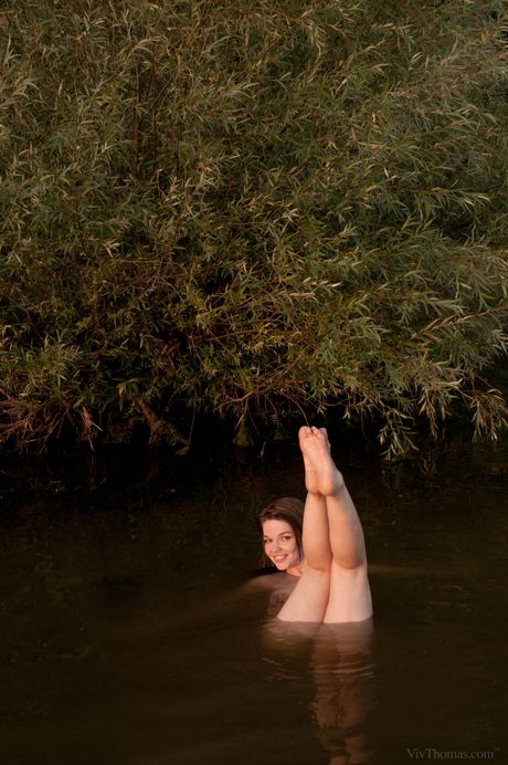 Nedda A poses desnudas en el río, mostrando su hermoso cuerpo
