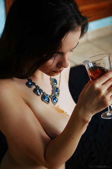 Winsome teen Maible highlights her great body while totally naked