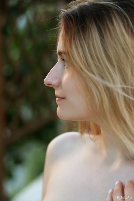 Katty Muss presents her beautiful body and poses naked in the studio