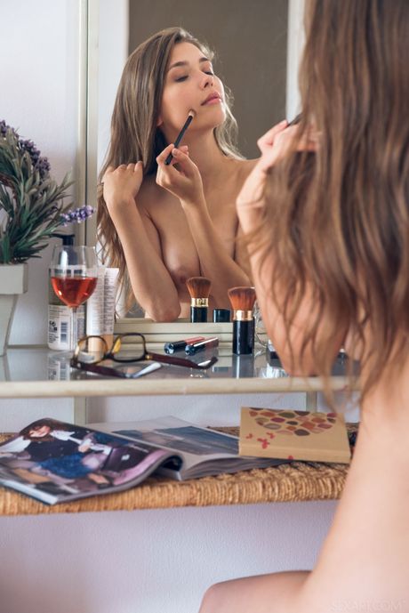 Angelic Teen Mila Azul tar bort hennes glasögon och kläder för att posera naken i strumpor
