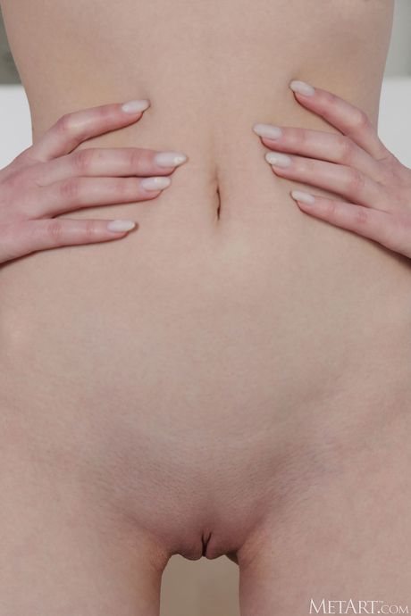 بريء في سن المراهقة العنبر عمود يحصل عارية تماما دون تردد
