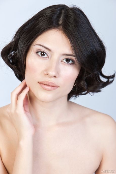 화려한 십대 Gera B는 큰 가슴과 털이 많은 음부로 스트립과 놀림을 당합니다.
