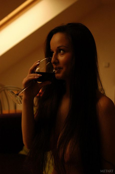 Met Art: Svelte Teen Lucy Un modèle totalement nu avec l