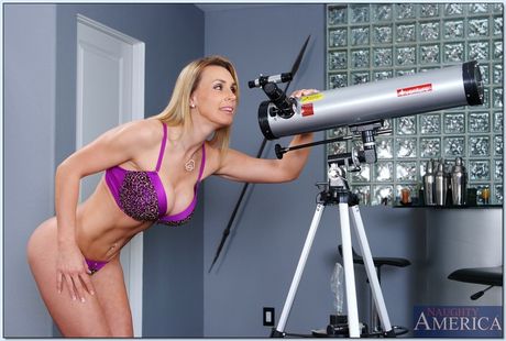 Blond milf tanya tate remsor och visar hennes stora tuttar och rakade fitta