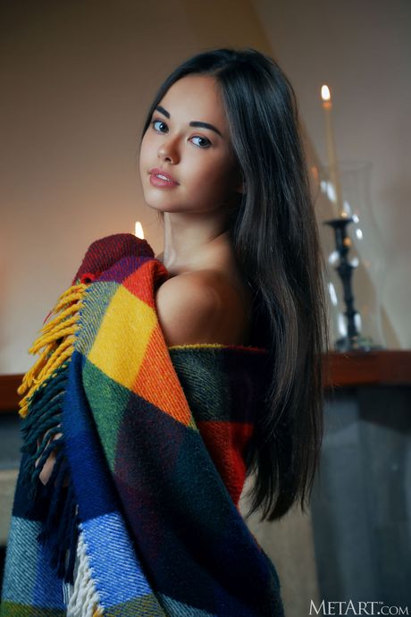 Délicat adolescent Li Moon montre ses minuscules seins et pose nus devant une cheminée
