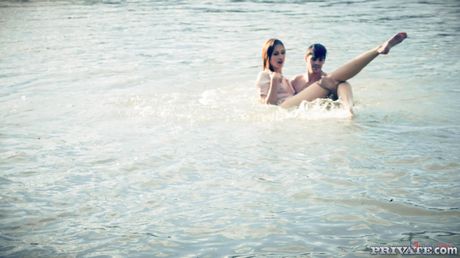 Slim Jessika Night dostaje jej cipkę podłączoną przez Nikky Nutz
