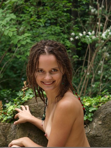 Domai: Smukły nastolatek Kova pozuje całkowicie nagi na skalistym odkrywce