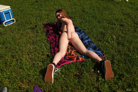 Petite Teen Myra Glasford fistet ihre Muschi und ihren Arschloch im Freien
