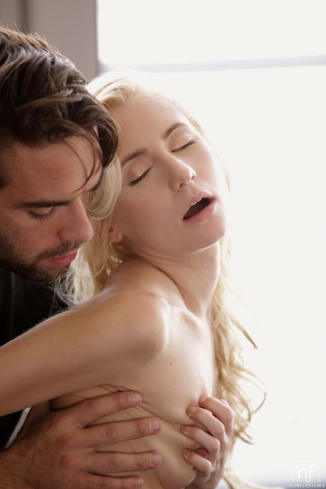 الجمال الأشقر Odette Delacroix تحصل على كسها المحلق مضطربة ودخل
