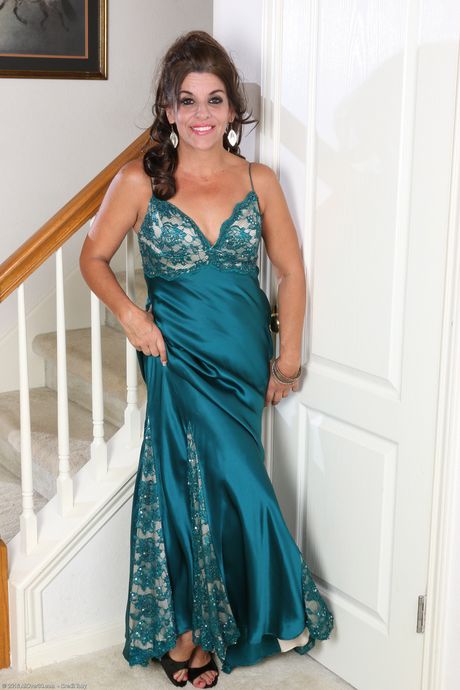 Sexy mature Nicole Newby shows her big ass and toys her pussy