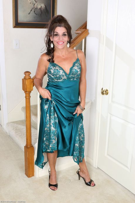 Sexy mature Nicole Newby shows her big ass and toys her pussy