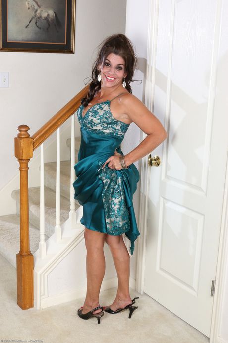 Sexy mature Nicole Newby shows her big ass and toys her pussy