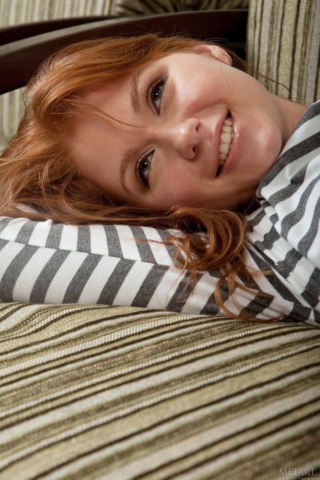 Met Art: Rödhårig tonåring nomi a blir naken på ett provocerande sätt