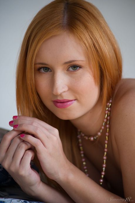 Skinny Teen Nikky B viser hendes små bryster & skaldet fisse i en solo
